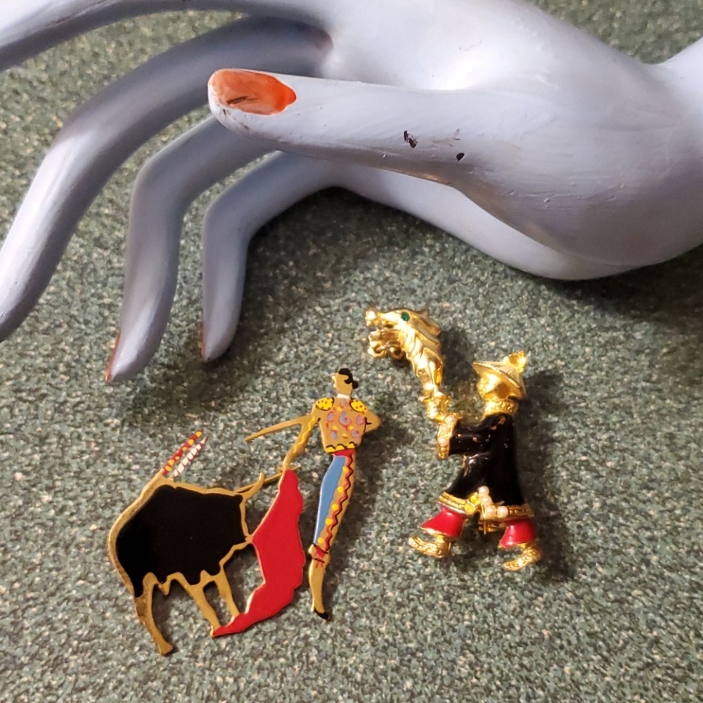 Lot of 2 vintage pins